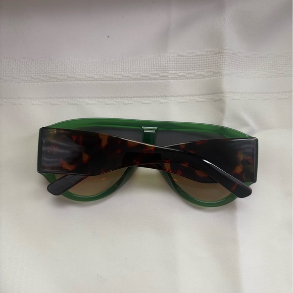 Green Oversized Women's Sunglasses - Picture 2 of 2